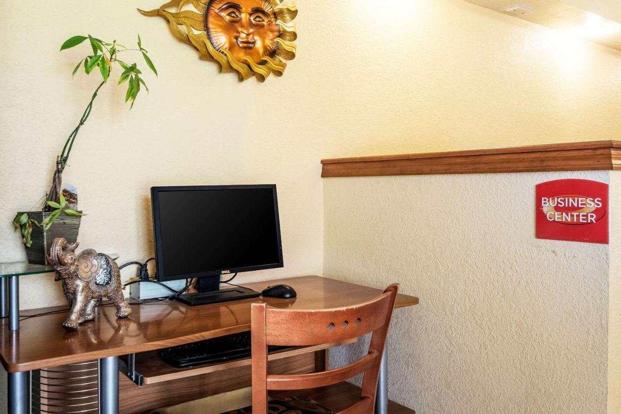 Econo Lodge *