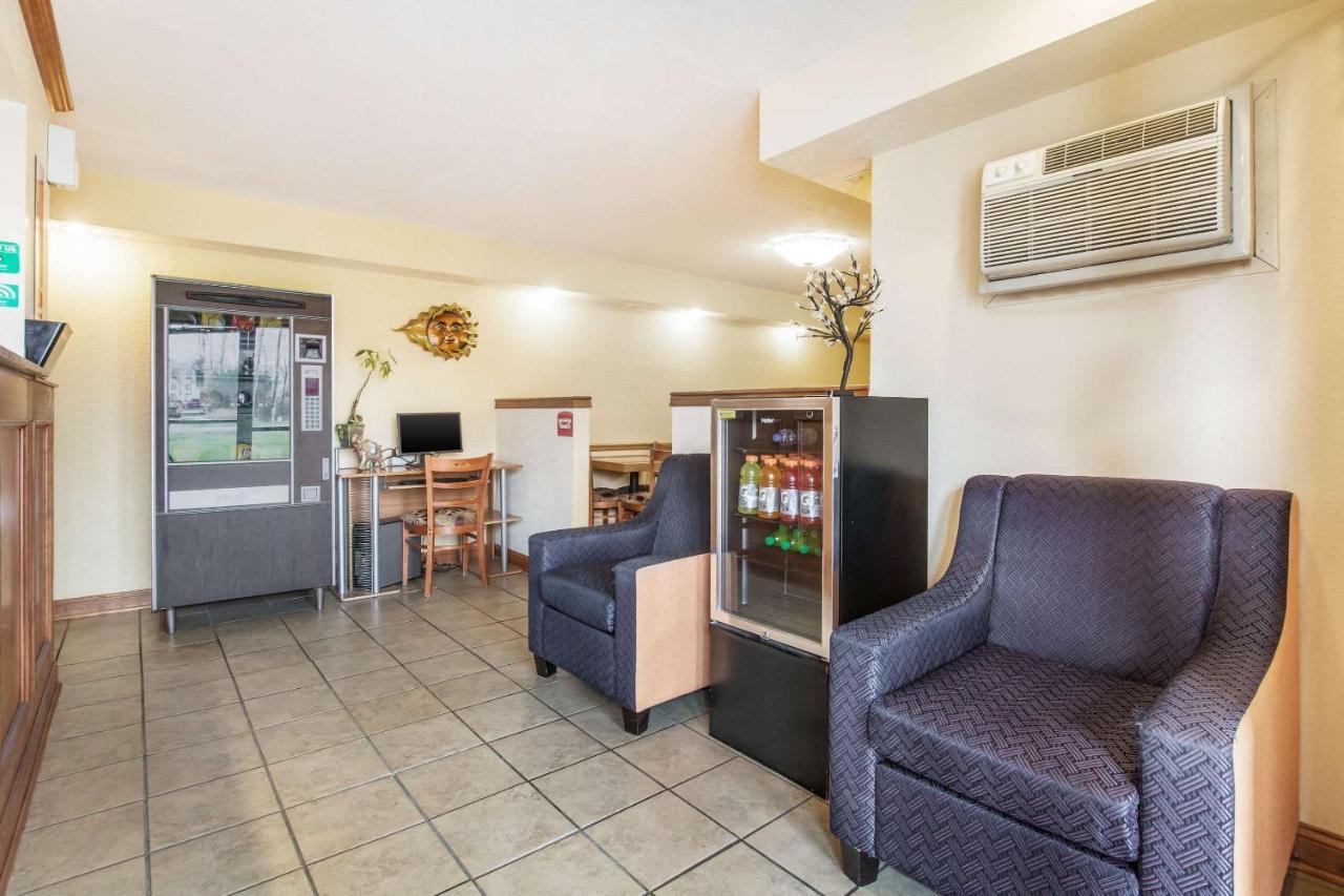 Lodge Econo Cloverdale